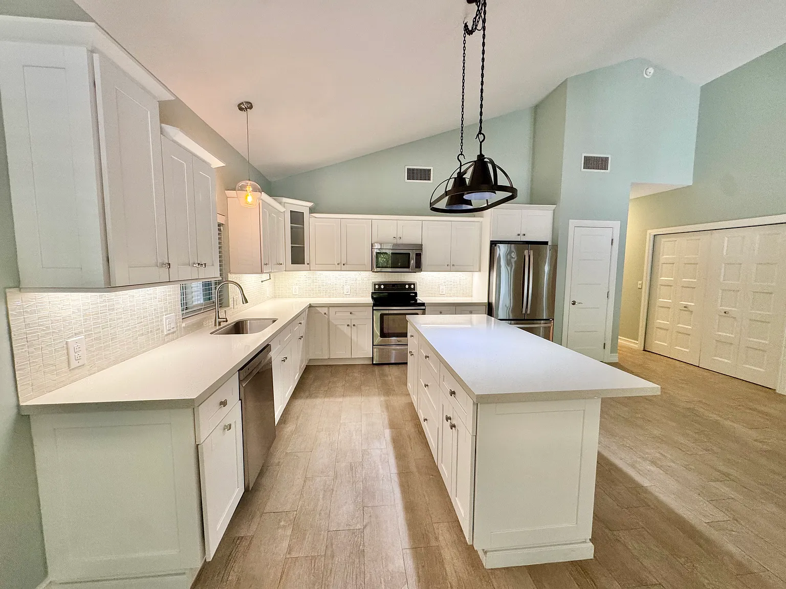 3 bed, 1813 sqft, $3,900 — Photo 4