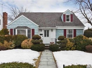 232 Wardwell Rd, Mineola, NY 11501