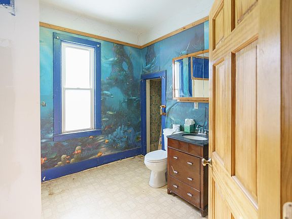 5th image of 221 Leonard St
