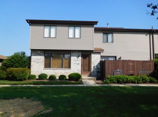 414 Circlegate Rd #4, New Lenox, IL 60451