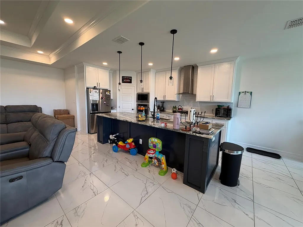 4 bed, 3.0 bath, 2338 sqft, $3,000 — Photo 3