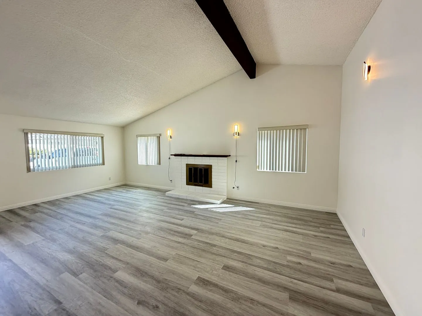 3 bed, 2 bath single story home in West Hills — Photo 4