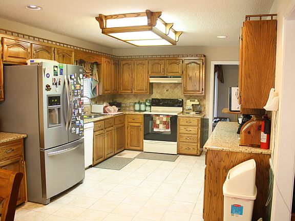 Kitchen with plenty cabinets