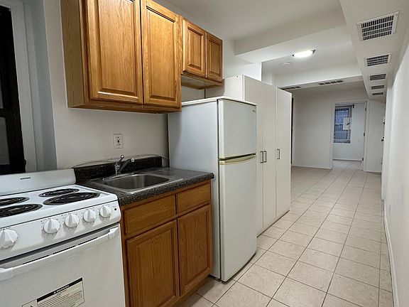 4th image of 223 E 32nd St #Be