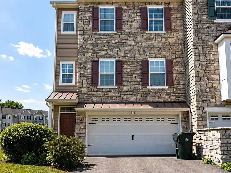 216 Mia Dr — Photo 1