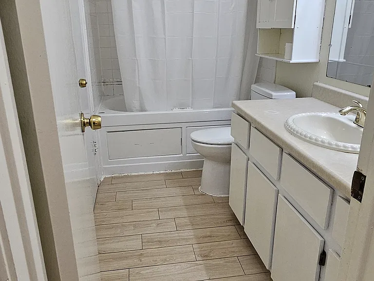 Master bath with jacuzzi tub