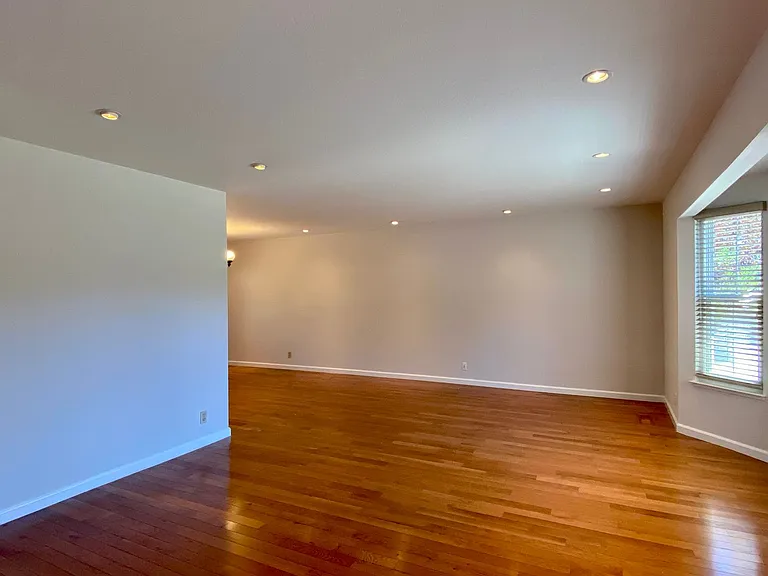 764 Starbush Dr — Photo 3