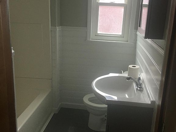 4th image of 419 Margaret St