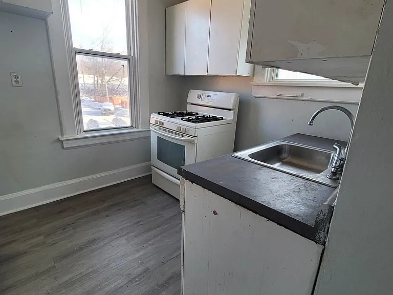 1460 W 4th St #B — Photo 6