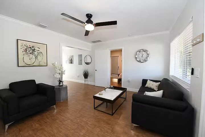 4901 NE 6th Ave — Photo 3