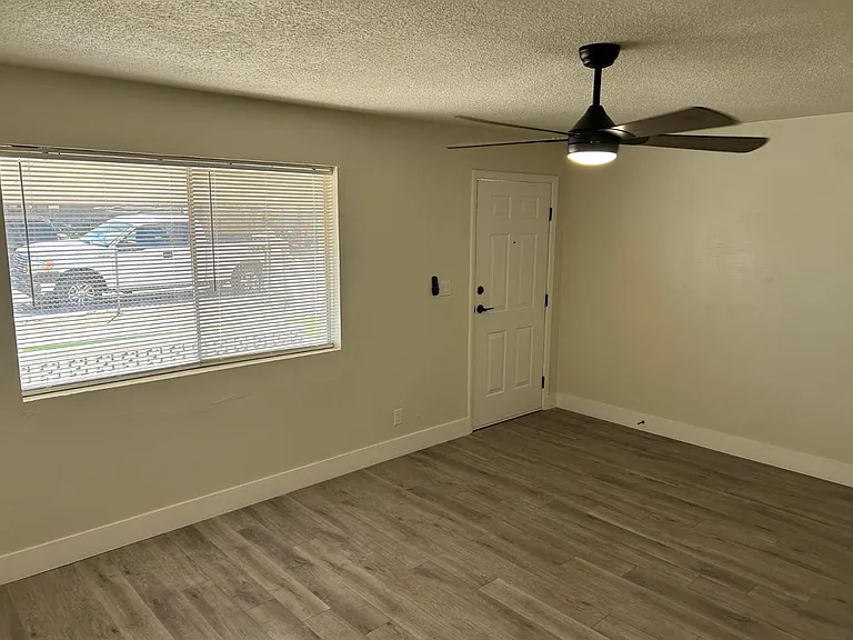 726 E 3rd Ave — Photo 23