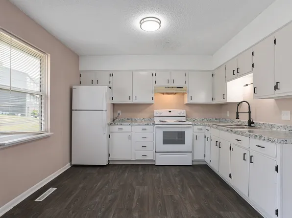 Parkwood Townhomes, 701 Linwood Dr #C7, Harrisonville, MO 64701