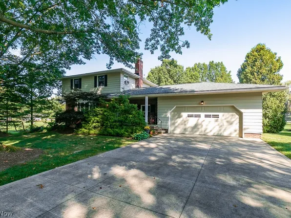 7516 Apple Blossom Ln, Chesterland, OH 44026