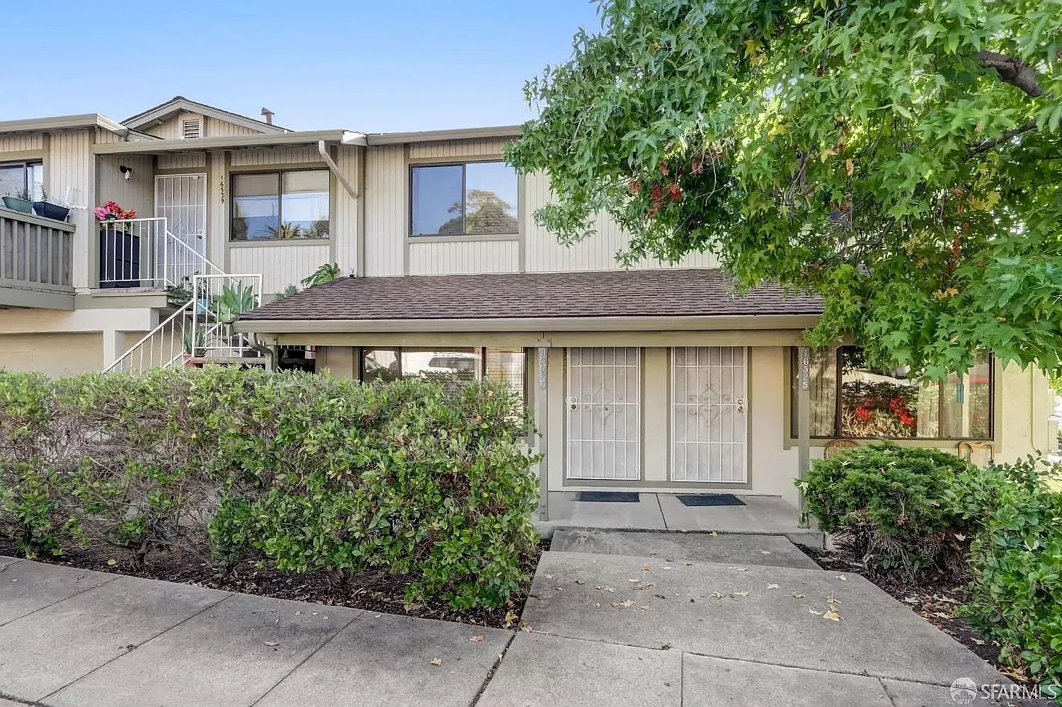 16527 Los Banos St — Photo 2