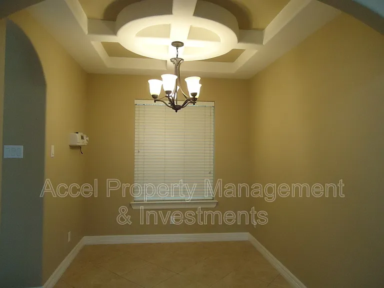 8902 N 36th Ln — Photo 4