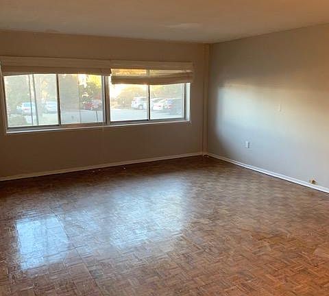 Living room, look how spacious