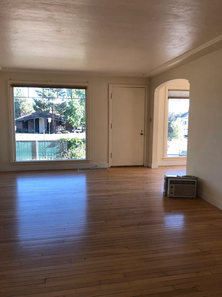 Building Photo - 1390 Charles Dr
