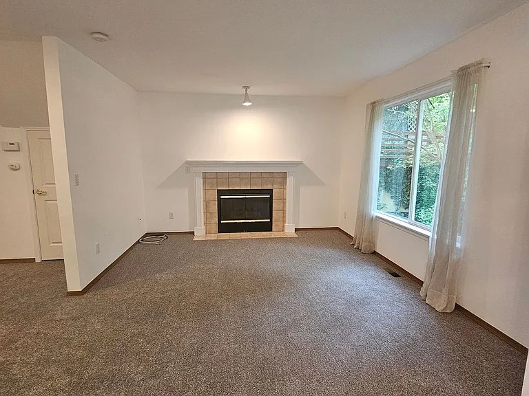 968 NW Poppy Ct — Photo 2
