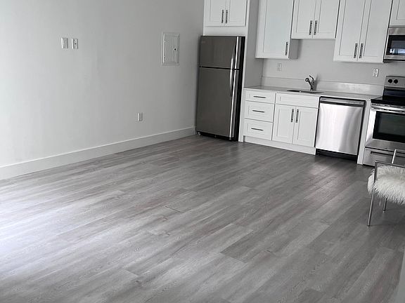 3rd image of 940 Michigan Ave #12