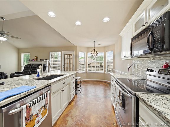4th image of 5318 Redbud Dr