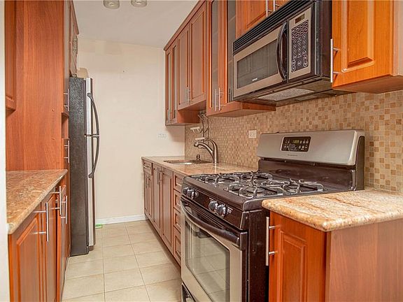 4th image of 2915 W 5th St APT 22H