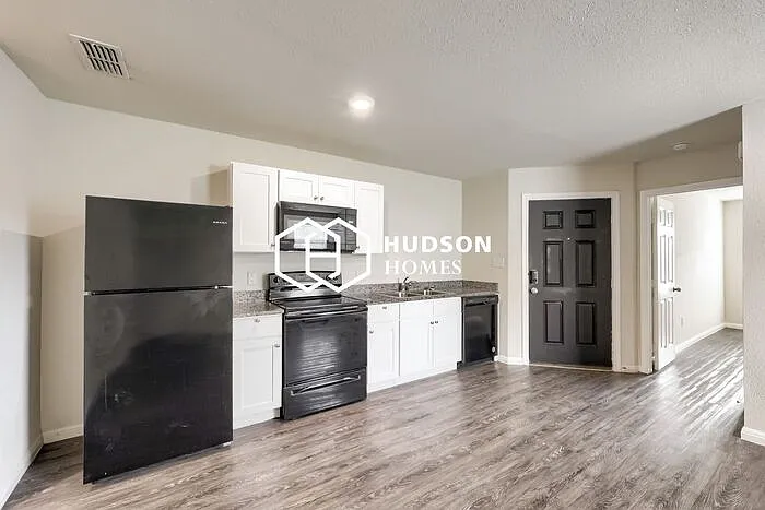 1389 Pecan St — Photo 5
