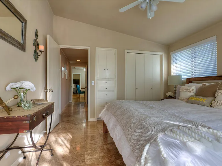 2400 Jarratt Ave #B — Photo 6