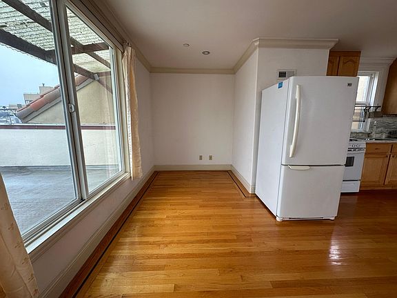 3rd image of 531 28th Ave #531