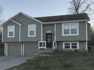 301 Lela Ln, Buckner, MO 64016