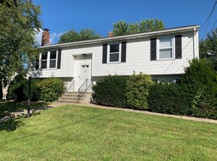 90 Robertson Dr, Hamden, CT 06518