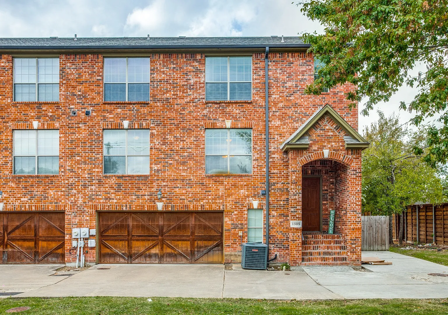 Bright Corner 3-Bed with Garage & In-Unit Laundry in Prime Dallas Location — Photo 1