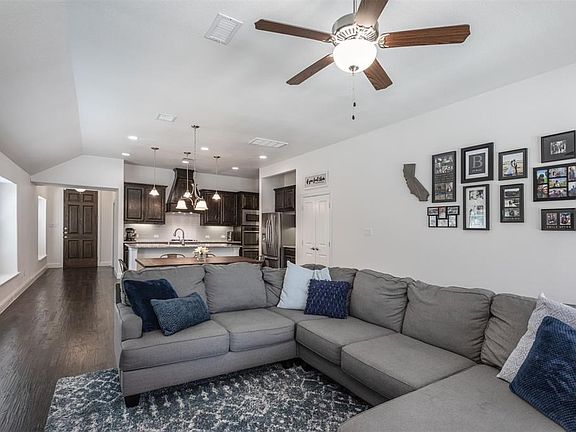 4th image of 524 Warner Dr