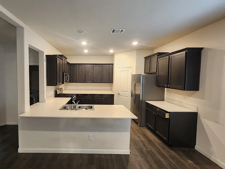 3904 Oak Creek Cir — Photo 7