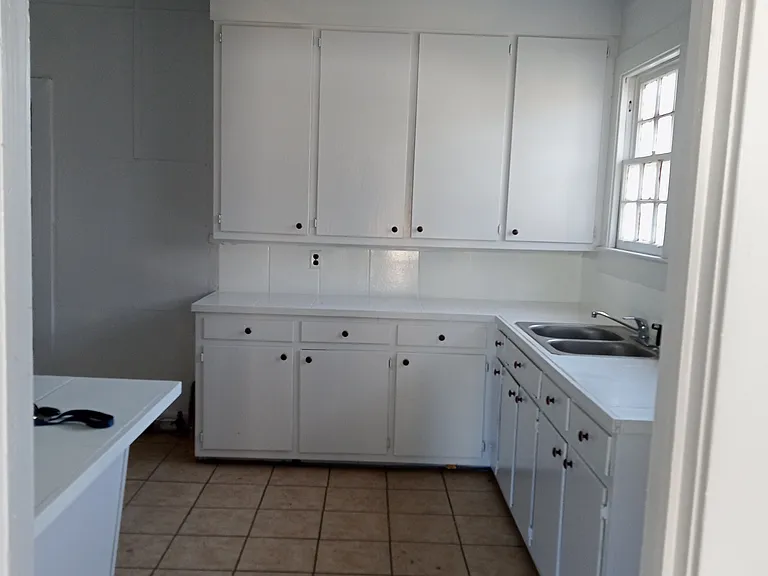 2326 Cherry St — Photo 2