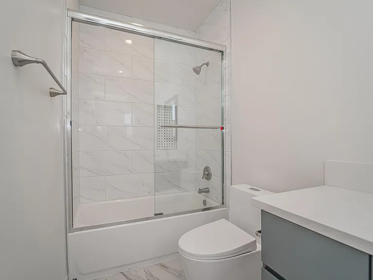 4526 1/2 Saint Charles Pl — Photo 14