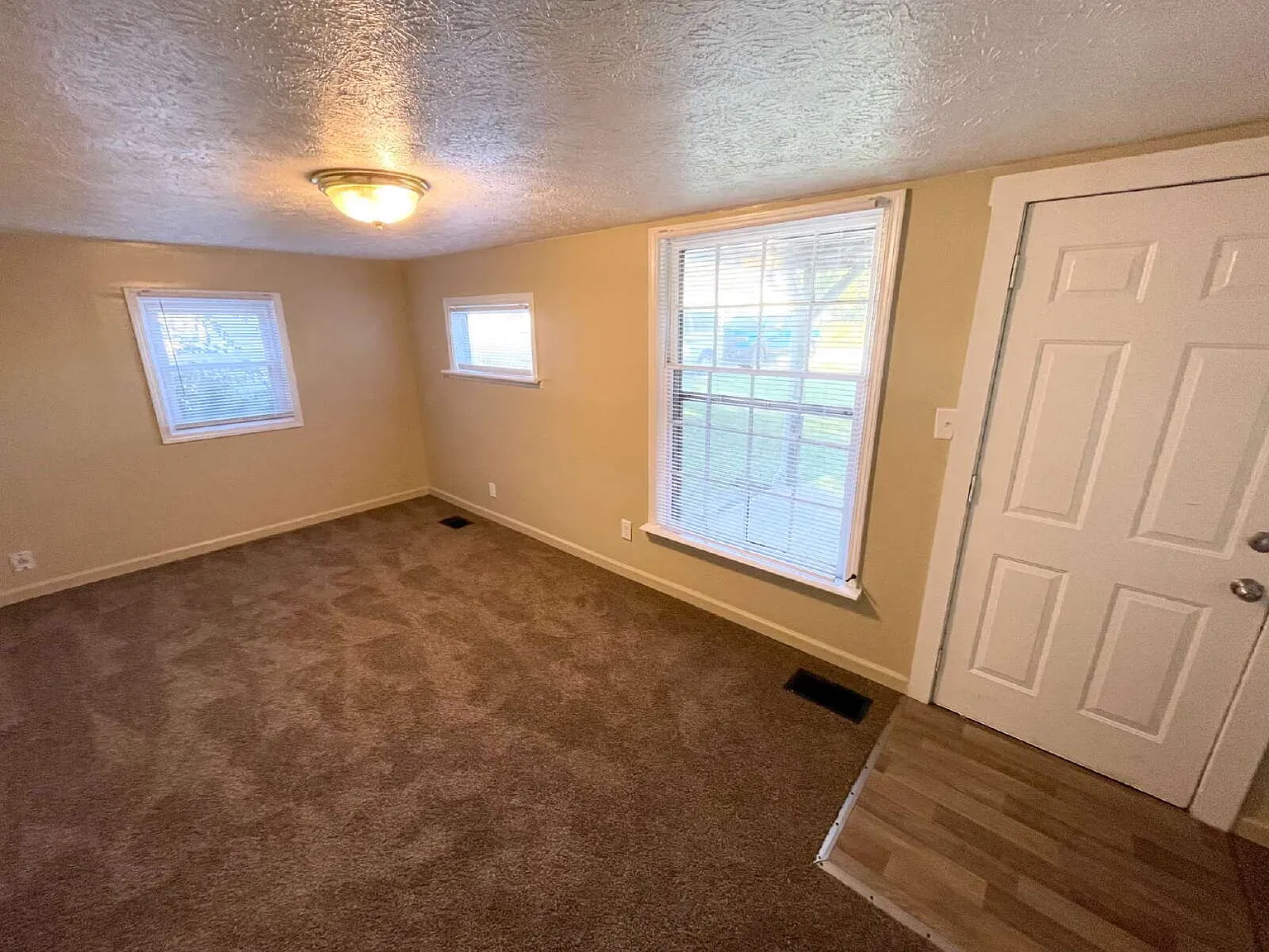 2 bed, 1.0 bath, $950 — Photo 2