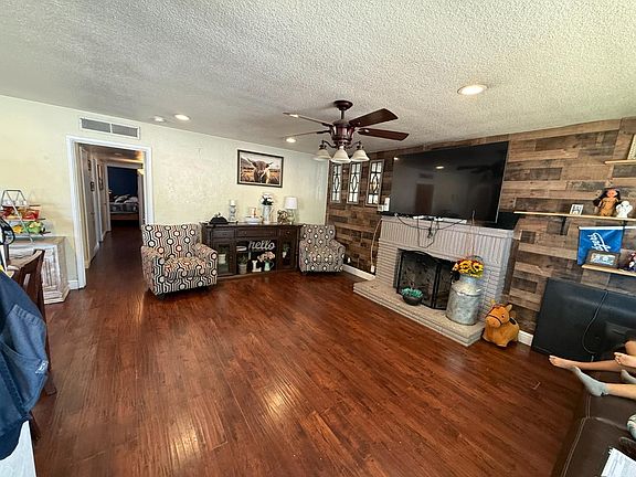 5th image of 3858 E Dakota Ave