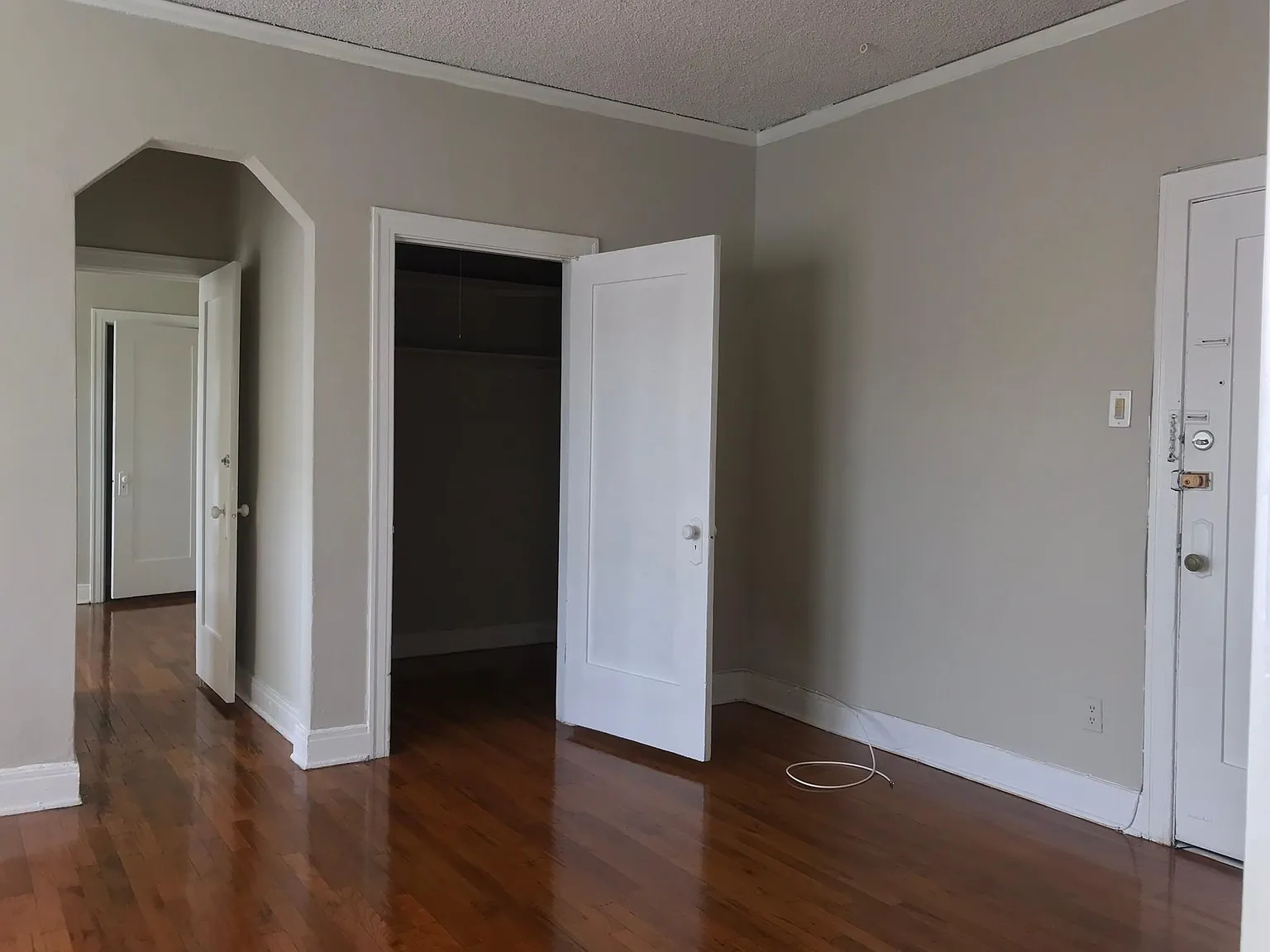 1162 N Kingsley Dr — Photo 3