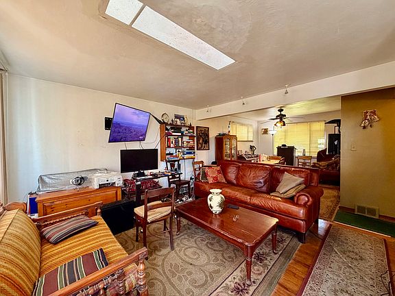 3rd image of 33 Camfield St