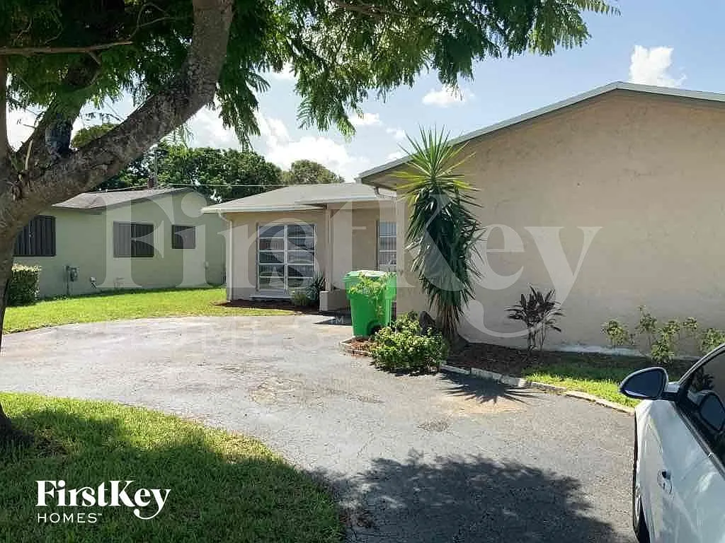 3 bed, 2.0 bath, 1570 sqft, $3,355 — Photo 2