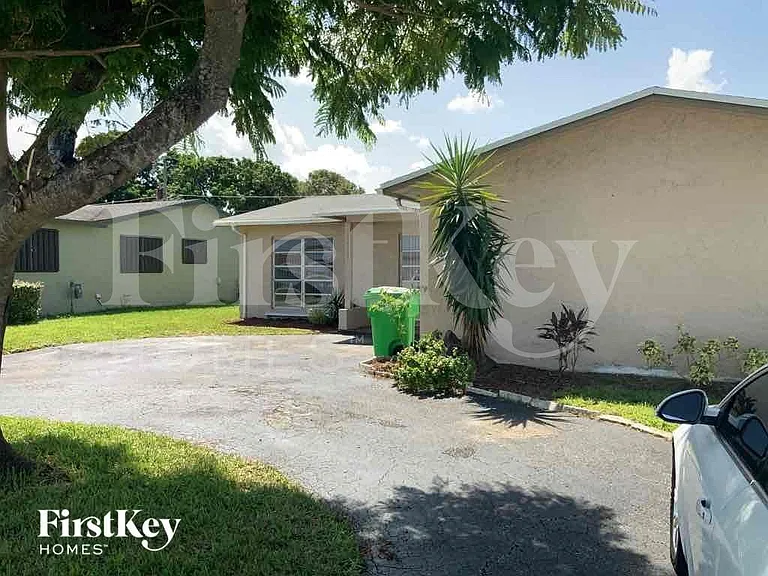 11410 NW 40th Pl — Photo 2