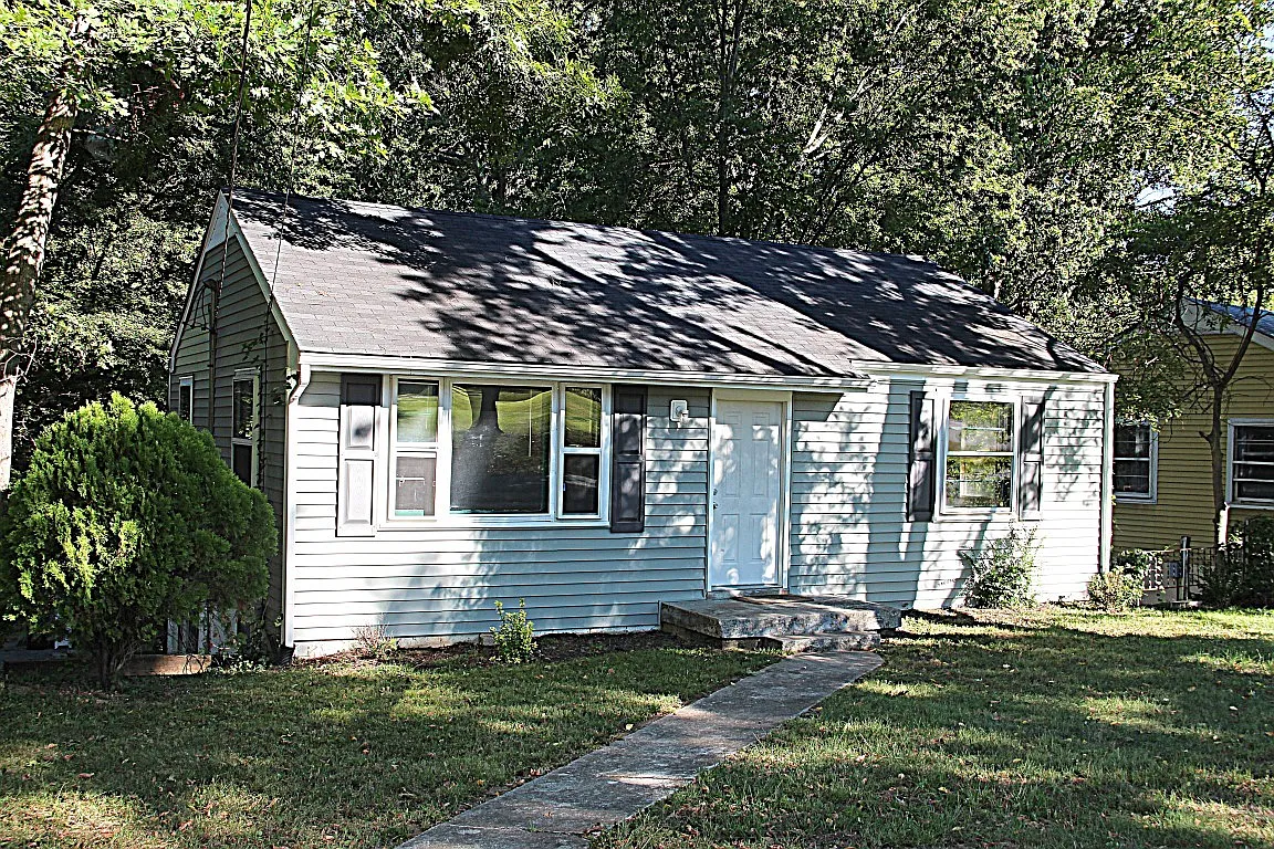 Donelson - Updated 2 bedroom 1 bath - tons of parking & storage! — Photo 1
