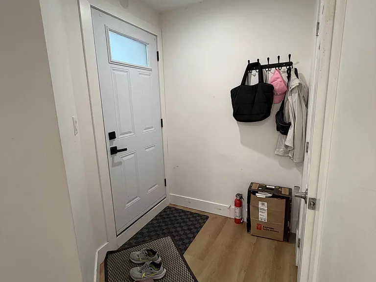 1502 Dufferin St #LOWER — Photo 2