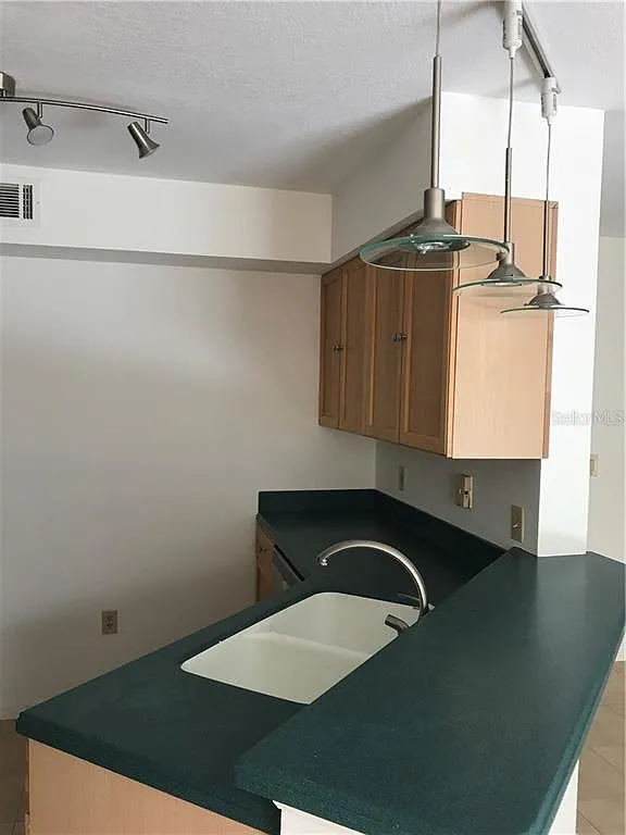 2 bed, 1080 sqft, $1,700 — Photo 3