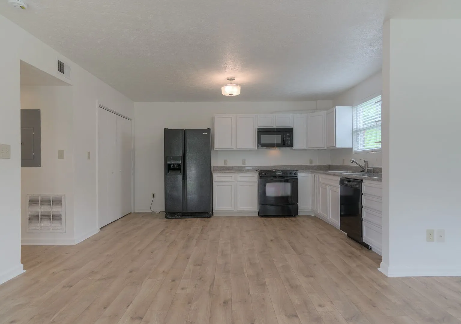 Renovated 3-Bedroom, 2-Bath Duplex on Giles Rd — Photo 4