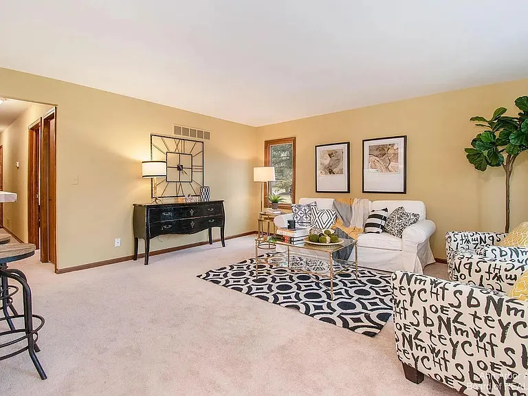 492 Park Pl — Photo 3