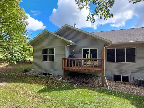 130 Pine St NW, New London, MN 56273