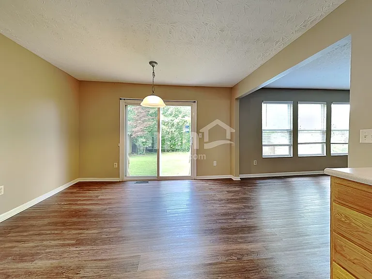5557 Windsor Ct — Photo 8