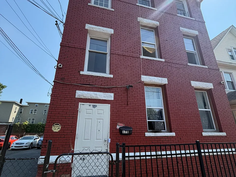 178 Clarence St #2