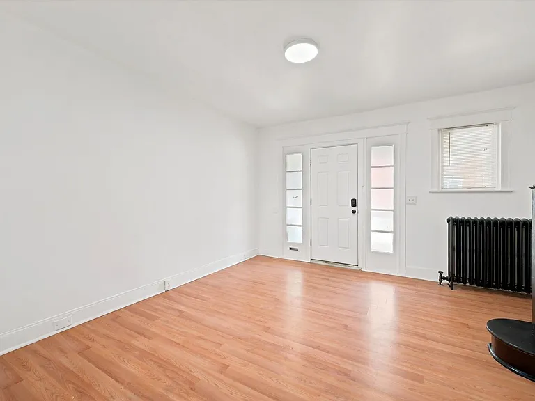 484 E Penn St — Photo 15